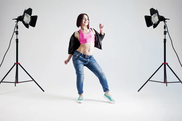 Joven bailarina de hip hop, en el estudio sobre un fondo blanco —  Fotos de Stock