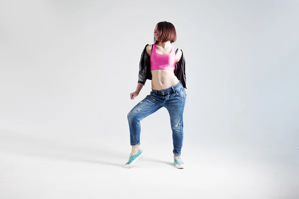 Joven bailarina de hip hop, en el estudio sobre un fondo blanco —  Fotos de Stock