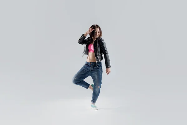 Ung kvinna hip hop dansare, i studion på en vit bakgrund — Stockfoto