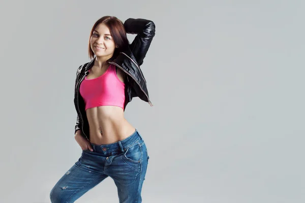 Joven bailarina de hip hop, en el estudio sobre un fondo blanco — Foto de Stock