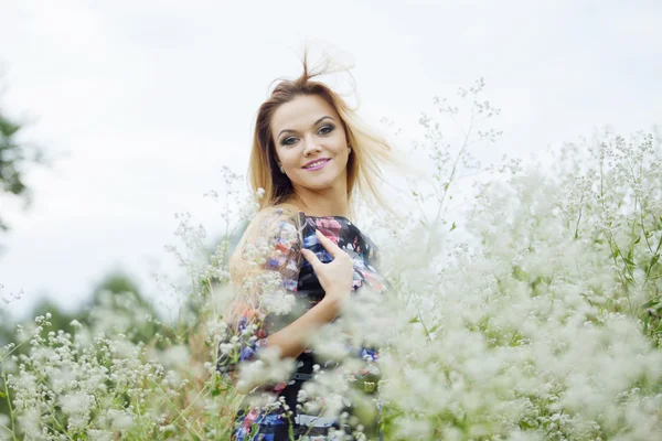 Schönheit Mädchen im Freien genießen die Natur, blonde Mädchen im Kleid auf einer Wiese — Stockfoto