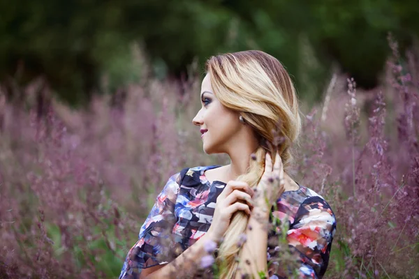 Piękna dziewczyna na zewnątrz korzystających natura, blond dziewczyna w sukience na łące — Zdjęcie stockowe