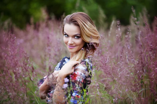 Beauté fille En plein air profiter de la nature, fille blonde en robe sur une prairie — Photo