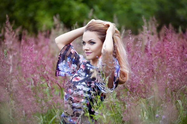 Menina beleza ao ar livre desfrutando da natureza, menina loira no vestido em um prado — Fotografia de Stock