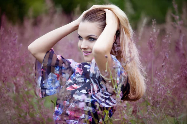 Szépség lány a szabadban élvezi természet, szőke lány ruha a réten — Stock Fotó