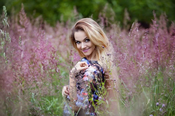 Krásy dívka sama příroda, pojetí svobody, blonďaté ženy v šatech na louce — Stock fotografie