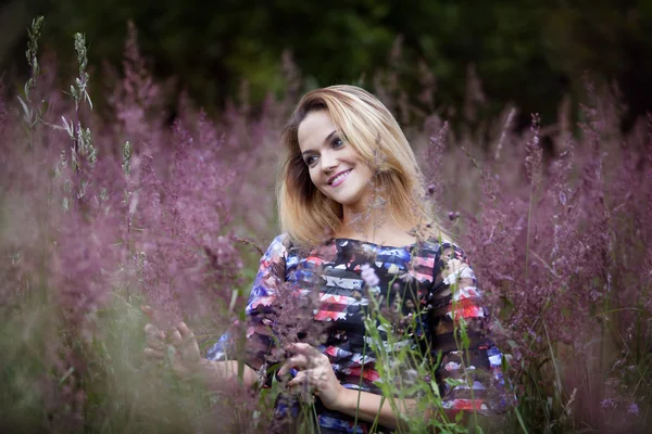 Belleza chica sola con la naturaleza, concepto de libertad, mujeres rubias en vestido en un prado — Foto de Stock