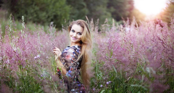 Belleza chica sola con la naturaleza, concepto de libertad, mujeres rubias en vestido en un prado —  Fotos de Stock