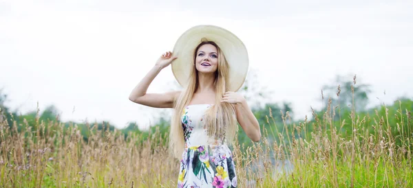 Vackra kvinnor i en stråhatt ensam med naturen, frihet koncept. — Stockfoto