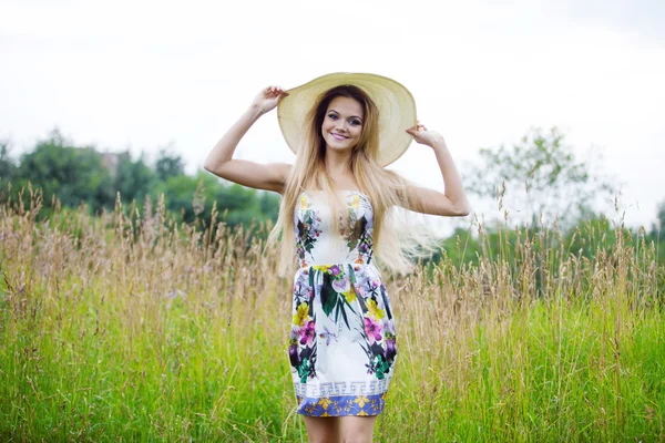 Mulheres de beleza em um chapéu de palha sozinhas com a natureza, conceito de liberdade . — Fotografia de Stock