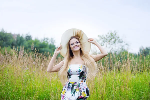 Krása ženy v slaměný klobouk s přírodou, pojetí svobody. — Stock fotografie