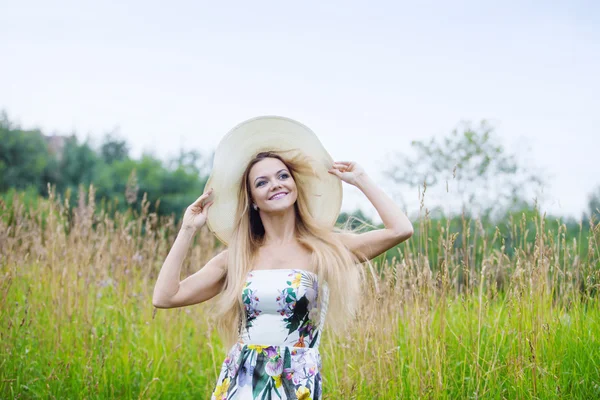 Vackra kvinnor i en stråhatt ensam med naturen, frihet koncept. — Stockfoto