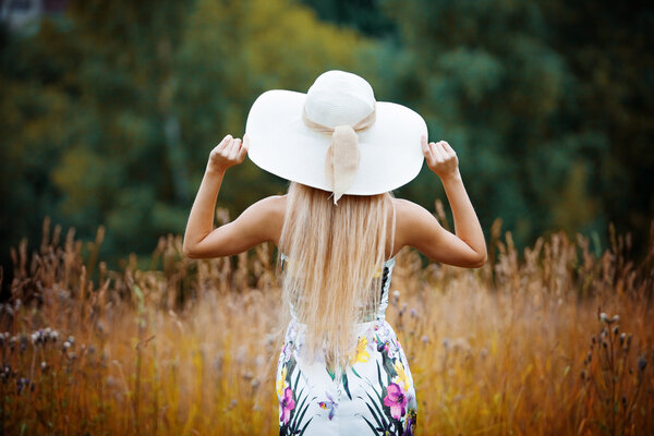   Красивые женщины, наслаждающиеся природой. Девушка в соломенной шляпе, назад
