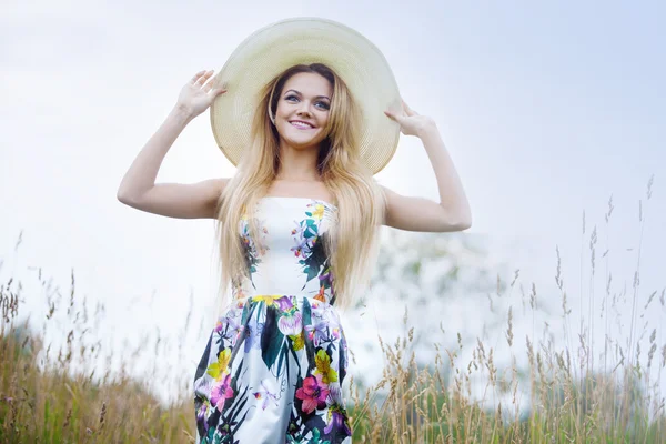 Mulheres de beleza em um chapéu de palha sozinhas com a natureza, conceito de liberdade . — Fotografia de Stock