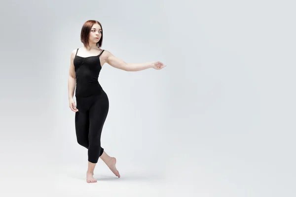 Atletisk flicka poserar i Studio, plats för din text till höger — Stockfoto