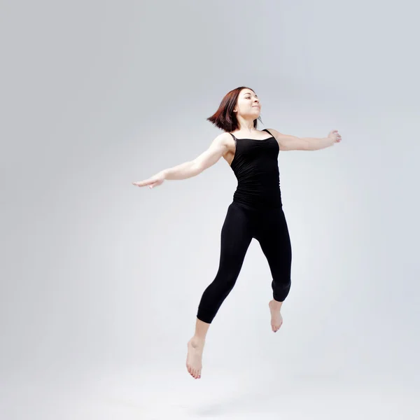 Athletic girl posing in Studio, place for your text on the right — Stock Photo, Image