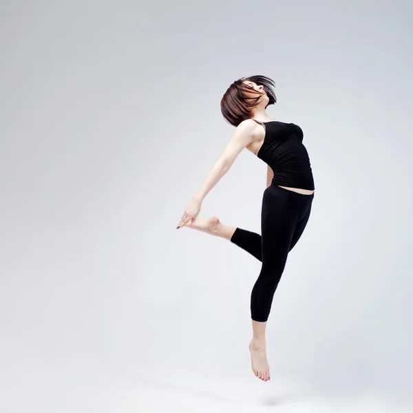 Athletic girl posing in Studio, place for your text on the right — Stock Photo, Image