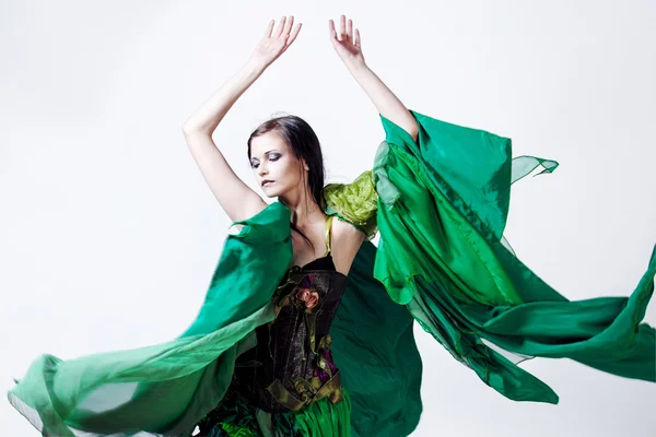 Foto de moda jovem mulher magnífica em vestido verde, a imagem da natureza. Retrato de estúdio — Fotografia de Stock