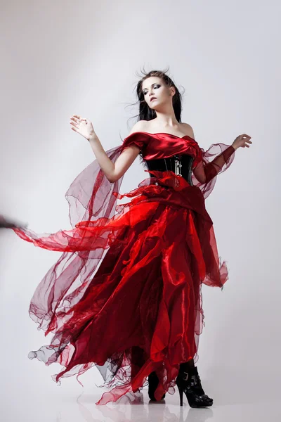 빨간 드레스에 젊은 아름 다운 여자의 패션 사진. 스튜디오 초상화 — 스톡 사진