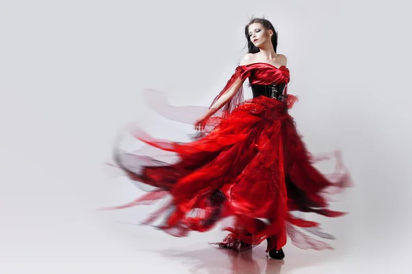 Mode foto av unga magnifik kvinna i röd klänning. Studio porträtt — Stockfoto
