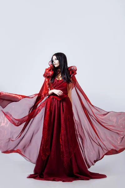 Foto de moda de jovem mulher magnífica em vestido vermelho. Retrato de estúdio — Fotografia de Stock