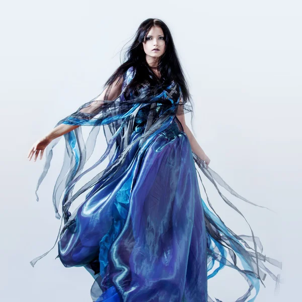 Mavi elbiseli genç muhteşem kadın moda fotoğrafı. Stüdyo portre