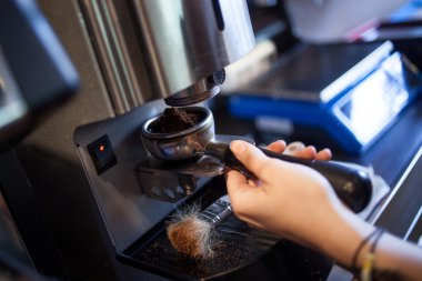 Barista kahve öğütme closeup hazırlamak espresso shot bira için.