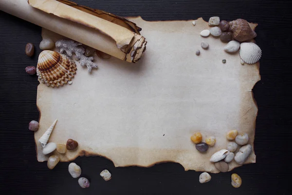 Gamla scroll pergament med havet småsten och snäckskal, nautiskt tema, plats för text — Stockfoto