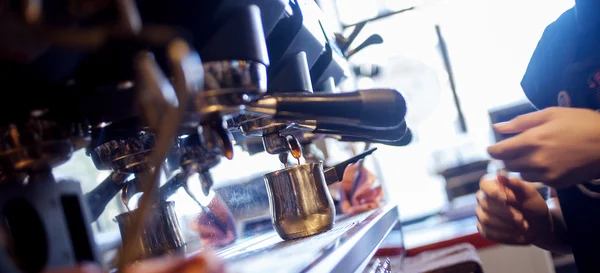 Young girl Barista prepares coffee in pub, bar, restaurant — Stock Photo, Image