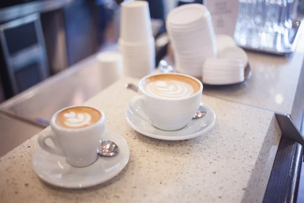 Latte art barista fókusz a tej és a kávé, a vintage színes — Stock Fotó