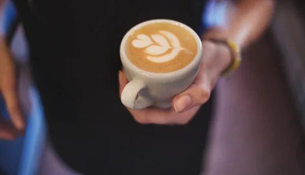 Latte art barista fókusz a tej és a kávé, a vintage színes — Stock Fotó