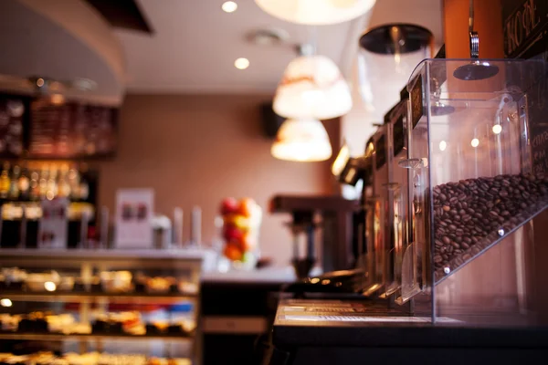 Vender café de frijol entero en un café, primer plano, enfoque suave — Foto de Stock