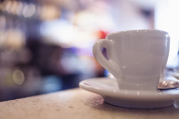 Latte art barista fókusz a tej és a kávé, a vintage színes — Stock Fotó