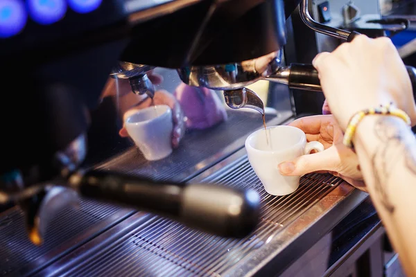 Espresso machine making coffee in pub, bar, restaurant — Stock Photo, Image