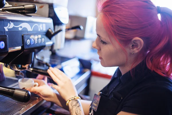 Ung flicka Barista förbereder kaffe i pub, bar, restaurang — Stockfoto