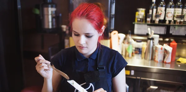 Chica feliz Barista da café a los clientes — Foto de Stock