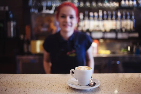 Щаслива дівчина Barista дає кави з клієнтами — стокове фото