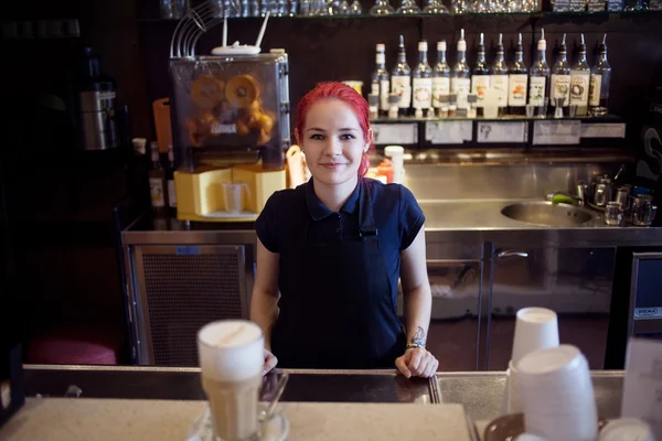 Boldog lány Barista ad kávé a vásárlók — Stock Fotó