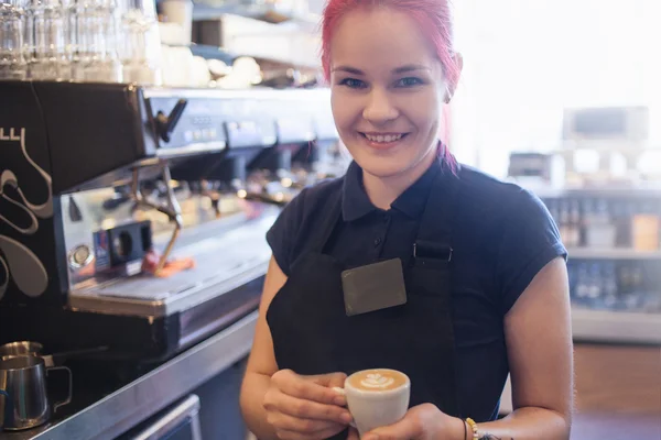 Glad flicka Barista ger kaffe till kunder — Stockfoto