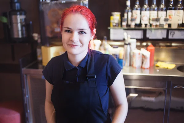Счастливая девушка Бариста дает кофе клиентам — стоковое фото