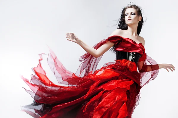 Mode foto van jonge prachtige vrouw in rode jurk. Studio portret — Stockfoto