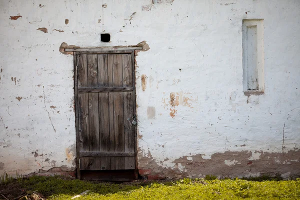 Altes Haus weiße Wand mit Holztür — Stockfoto