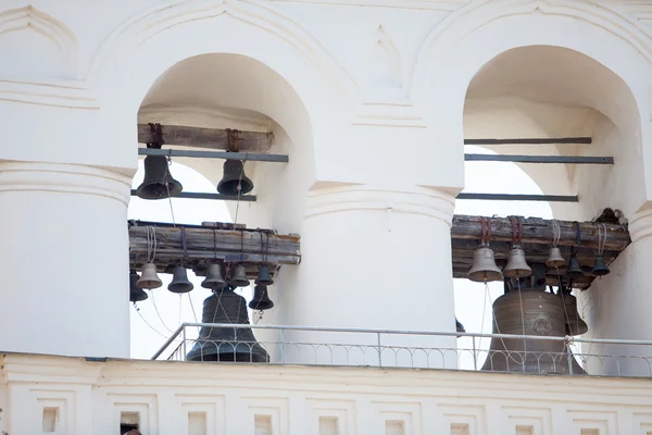 Russische alte eiserne Kirchenglocken in der orthodoxen Kirche, Novgorod der Große — Stockfoto