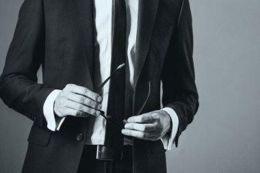 üzerinde gri bir arka plan, siyah-beyaz takım elbiseli adam tonlama