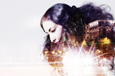 Güzel kız ve şehir ışıkları gece çift pozlama