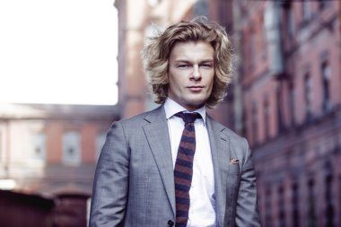 bir gri takım, iş tarzı, portre duvar arka plan üzerinde genç işadamı