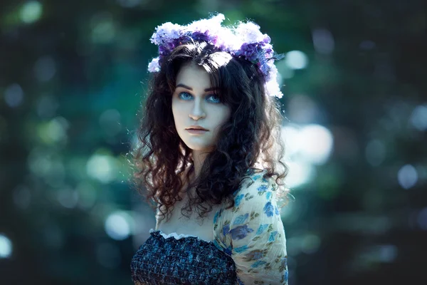 Menina bonita jovem, como uma fada da floresta. Beleza natural, estilo natural — Fotografia de Stock