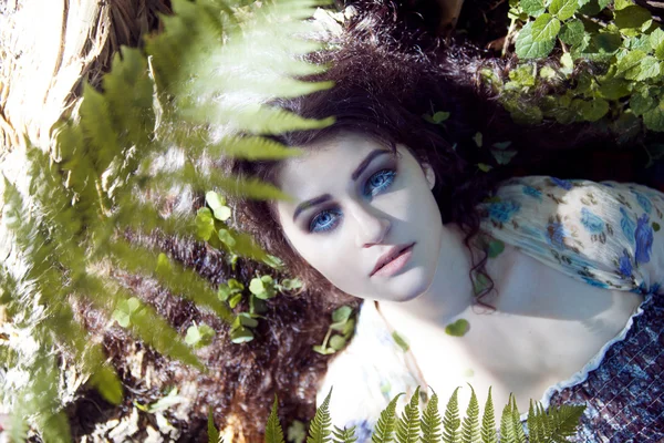 Jeune belle fille aux yeux bleus, regard magique dans la caméra — Photo