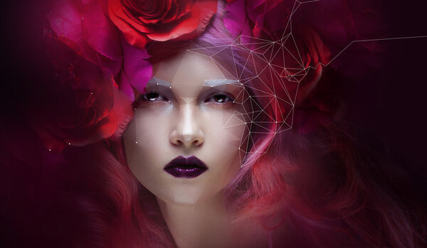 Девочка с ярко-розовыми волосами, небольшой эффект низкой поляны. Кибернетическая футуристическая концепция Вашего дизайна
