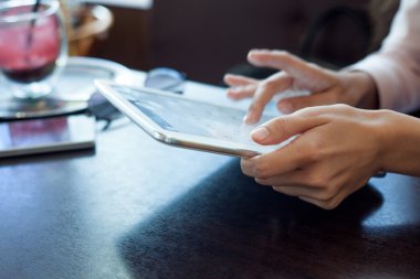  kız dijital tablet, küçük bir alan, yumuşak odak derinliği üzerinde çalışır
